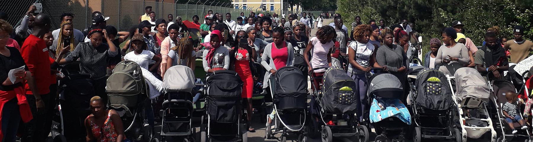 Bayerischer Flüchtlingsrat - für Geflüchtete da! Geflüchtete Frauen, Männer und Kinder bei einer Demonstration gegen ANKER-Zentren